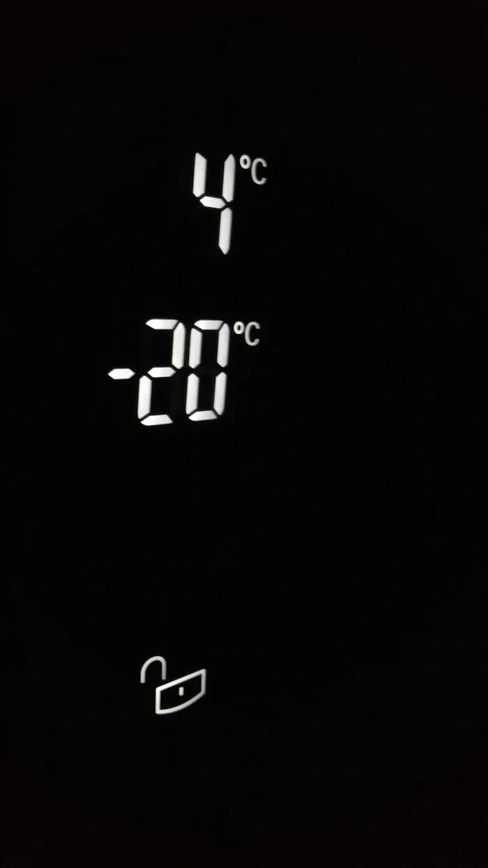 Kältetechnik – Temperaturanzeige Temperaturanzeige einer Kälteanlage bei 4°C und -20°C